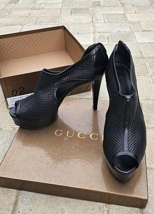Черные ботильоны-туфли gucci из перфорированной кожи на платформе и каблуке. оригинал!