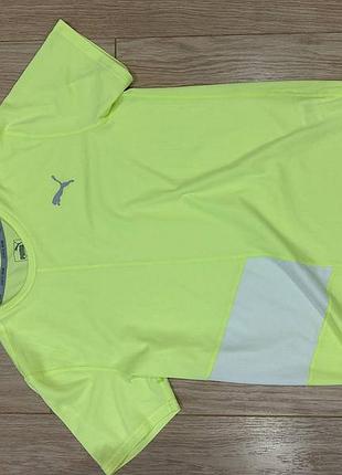 Оригинальная мужская беговая футболка puma ignite run s/s tee в ярком неоново-желтом (кислотном) цвете с контрастной белой вставкой сбоку.