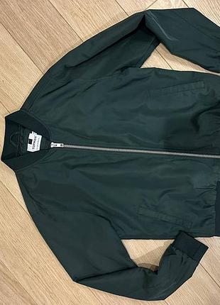 Оригинальная мужская куртка-бомбер topman classic bomber jacket в глубоком темно-зеленом (изумрудном/хаки) цвете.