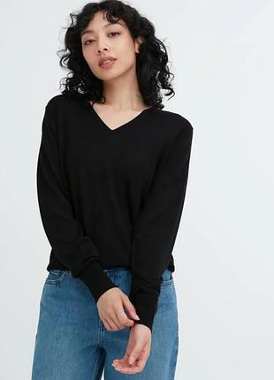 Чорний джемпер uniqlo з 100% вовни мериноса (extra fine merino / woolmark)