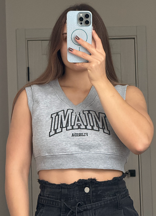 Укорочена безрукавка boohoo miami florida, сіра