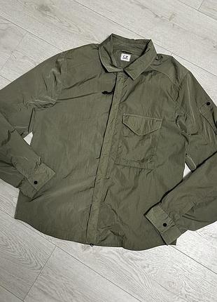 Чоловіча вітровка c.p. company nylon chrome-r garment dyed overshirt with lens detail, оливкова, розмір м
