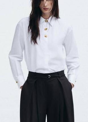 Стильна біла сорочка zara з золотими ґудзиками (трендова модель)