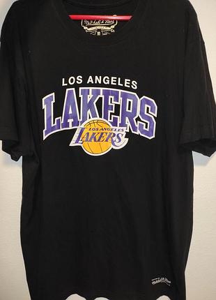 Стильная фирменная черная футболка los angeles lakers от известного американского бренда спортивной одежды mitchell &amp; ness.хл