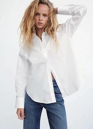 Белая оверсайз-рубашка от бренда zara, выполненная из хлопкового поплина
