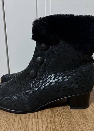 Блискучі чорні жіночі чобітки