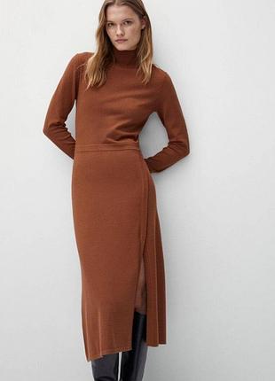 Коричневое трикотажное платье massimo dutti приталенного кроя.