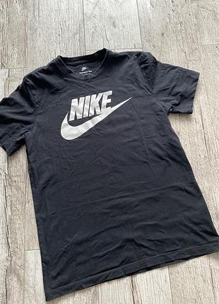 Футболка чоловіча nike чорна з логотипом