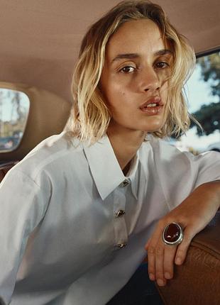 Стильная белая рубашка zara с золотыми пуговицами (трендовая модель)