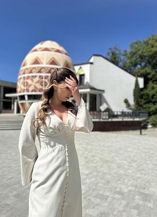 Жіноча сукня міді молочного кольору з широкими рукавами та ґудзиками