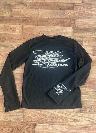 Стильний чорний лонгслів із принтом і написом на рукаві (streetwear / y2k)