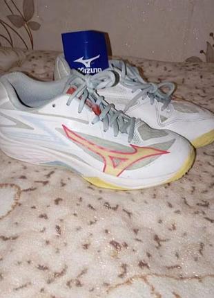 Продам!!! ціна 1850 грн
волейбольні кросівки mizuno жіночі. розмір 39(eu) по устілці 25.0 см. мінусів нема,займались в них 2 місяці. за питаннями-лс.