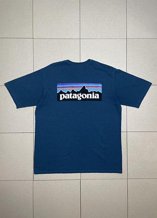 Футболка patagonia p-6 logo responsibili-tee патагонія оригінал синя чоловіча з принтом великим логотипом на спині outdoor аутдор m / l розмір