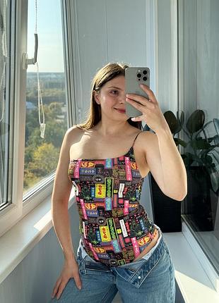 Яскравий боді з принтом на одне плече 2