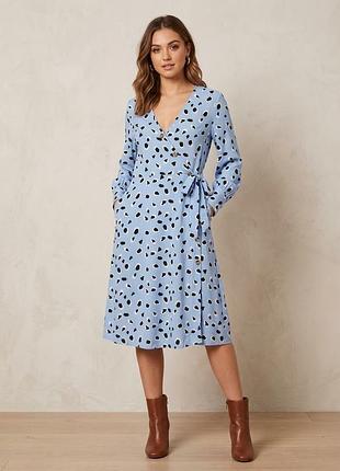 Ніжно-блакитна сукня міді boohoo на запах (розмір uk 16 / eu 44 / xl) з анімалістичним принтом та поясом