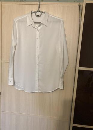 Рубашка белого цвета размер s, бренда uniqlo