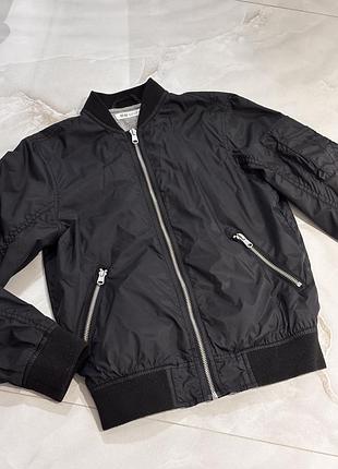 Чорний бомбер на хлопчика h&m 134р