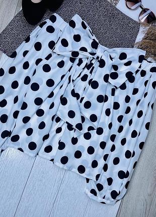 Біла блуза boohoo l блуза з відкритими плечима в крупний горох святкова блуза з об’ємними рукавами та бантом