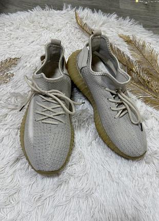 Кросівки yeezy