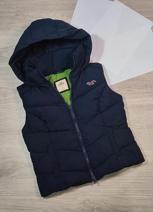Пуховый жилет hollister. размер s.