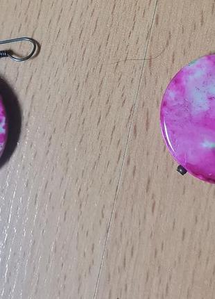 Яркие розовые серьги с эффектом tie-dye