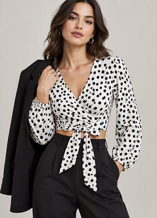 Укорочений топ з запахом у горошок prettylittlething, кроп-топ з довгим рукавом,  стильна укорочена блуза на запах