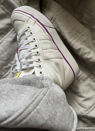 Високі кеди adidas nizza platform mid (білого кольору з фіолетовим кантом на підошві).