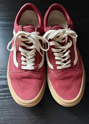 Vans можна як жінці так і чоловіку . розмір 42 , син вдягнув лише пару разів ! вони просто як нові !