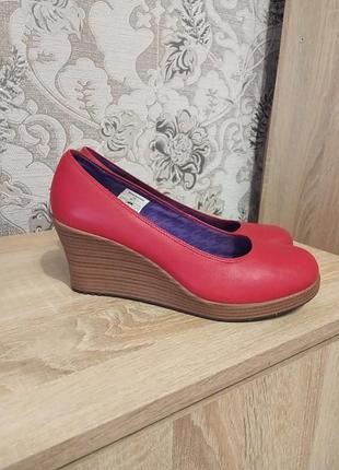 Червоні шкіряні туфлі на танкетці crocs a-leigh leather wedges (w7.5 / 37.5-38 р.)