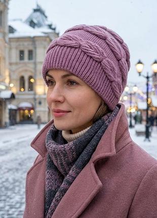 Шапка на женщину из акрила и шерсти с добавлением ангоры 30 процентов, на зиму и осень.