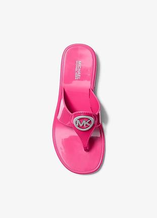 Яскраві літні в'єтнамки michael kors hannah jelly t-strap sandal в унікальному кольорі dragonfruit оригінал
