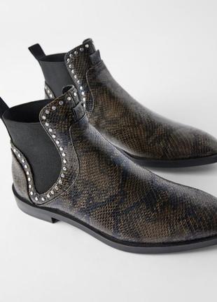 Стильные лаковые ботинки zara в ковбойском стиле в змеиный принт