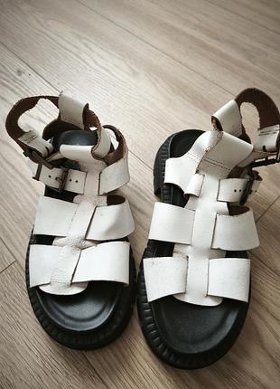 Белые кожаные босоножки schuh