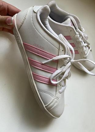 Кросівки жіночі adidas білі з рожевими смужками, розмір 36