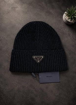 Стильна шапка prada чорного кольору