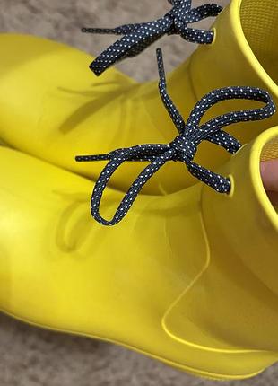 Гумові чоботи жіночі crocs freesail shorty rain boot жовті, розмір w7 (37), довжина устілки 23.8-24 см