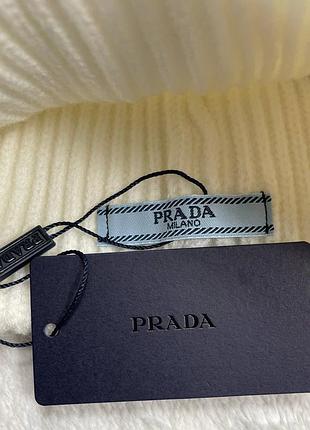 Стильная шапка prada белого цвета 3