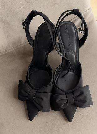 Туфлі stradivarius