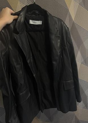 Жіночий піджак bershka зі штучної шкіри, чорний