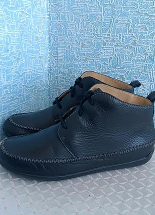 Шкіряні м'якесенькі демисезонні черевики clarks у стилі комфортних мокасин/чукка з оригінальною прошивкою ранта.