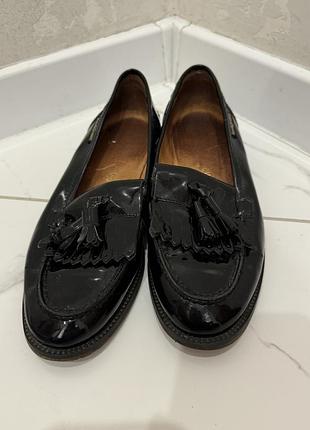 Жіночі лаковані чорні лофери russell & bromley chester tassel