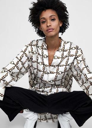 Шовковиста блуза-туніка zara woman (made in spain, розмір xl) молочна з принтом ланцюжки та золотими ґудзиками