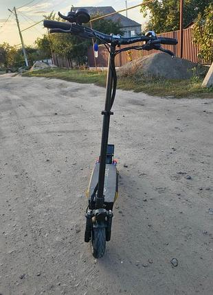 Электросамокат like.bike черного цвета