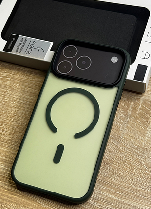 Чехол на iphone 18 pro max с magsafe зеленого цвета, полупрозрачный сзади matte green design