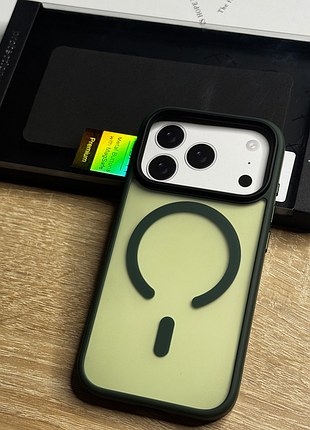 Чехол на iphone 18 pro с magsafe зеленого цвета, полупрозрачный сзади matte green design