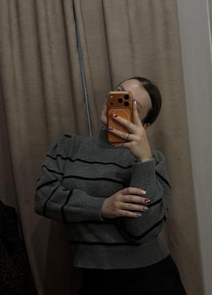 Трендовий жіночий светр  сірий у смужку