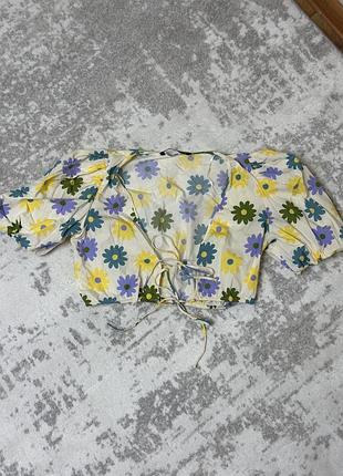Легка літня кроп блуза zara з об'ємними рукавами та квітковим принтом m