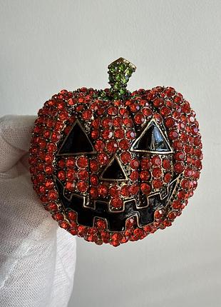 Металева брошка «гарбуз на гелловін» з червоними кристалами — jack-o’-lantern halloween хелоуін хелловін геловін