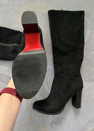 Чоботи жіночі замшеві чорні високі на підборах в стилі louboutin