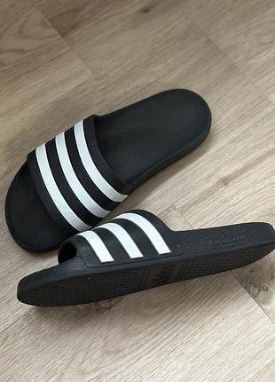 Шльопанці унісекс adidas чорні, розмір 38-38,5, довжина устілки 25,5 см